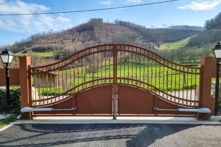 Portail en chapeau de gendarme pour jardin ferronnerie d'art serrurerie qualité artisanale