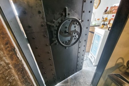 Porte métal engrenage style industriel steampunk effet sous-marin, coffre-fort, escape-game.