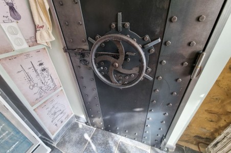 Porte métal engrenage style industriel steampunk effet sous-marin, coffre-fort, escape-game.