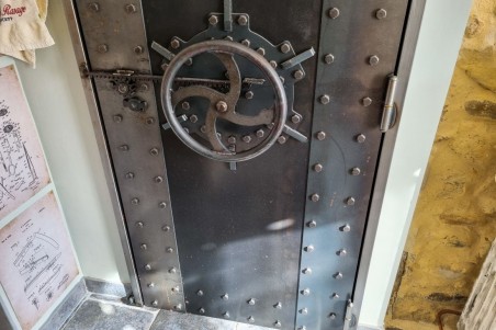 Porte métal engrenage style industriel steampunk effet sous-marin, coffre-fort, escape-game.