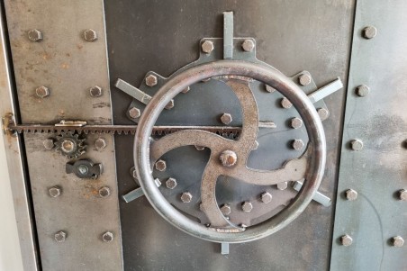 Porte métal engrenage style industriel steampunk effet sous-marin, coffre-fort, escape-game.