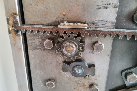 Porte métal engrenage style industriel steampunk effet sous-marin, coffre-fort, escape-game.