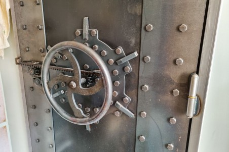 Porte métal engrenage style industriel steampunk effet sous-marin, coffre-fort, escape-game.