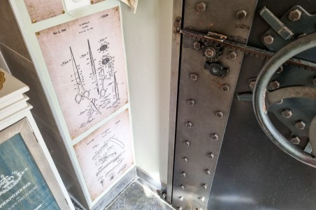 Porte métal engrenage style industriel steampunk effet sous-marin, coffre-fort, escape-game.