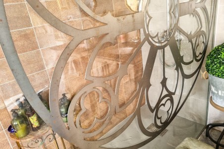 Rosace en métal découpé style vitrail église gothique plaque métal décoration murale