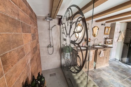 Rosace en métal découpé style vitrail église gothique plaque métal décoration murale