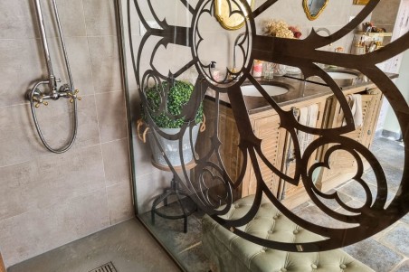 Rosace en métal découpé style vitrail église gothique plaque métal décoration murale