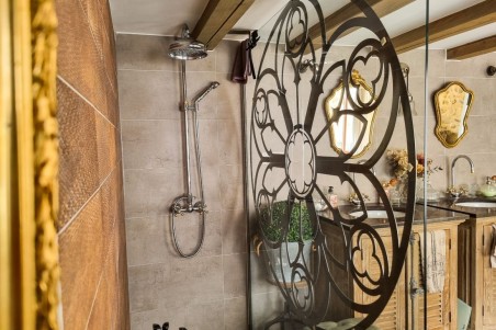 Rosace en métal découpé style vitrail église gothique plaque métal décoration murale