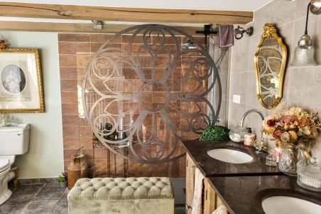 Rosace en métal découpé style vitrail église gothique plaque métal décoration murale