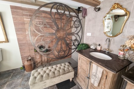 Rosace en métal découpé style vitrail église gothique plaque métal décoration murale