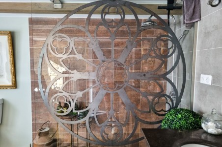 Rosace en métal découpé style vitrail église gothique plaque métal décoration murale