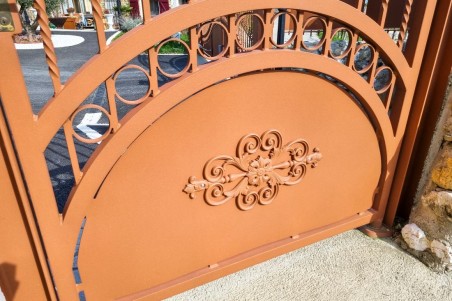 Portillon de jardin fer forgé en chapeau de gendarme qualité artisanale haut de gamme