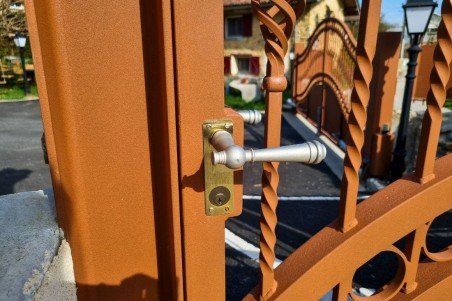 Portillon de jardin fer forgé en chapeau de gendarme qualité artisanale haut de gamme