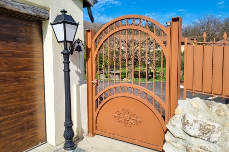 Portillon de jardin fer forgé en chapeau de gendarme qualité artisanale haut de gamme