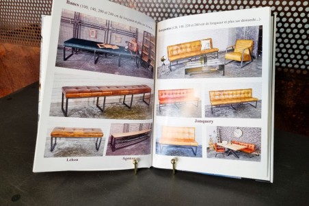 support catalogue livre doré , support filaire doré, décoration pour stand magasin bureau,