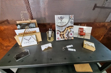 support catalogue livre doré , support filaire doré, décoration pour stand magasin bureau,