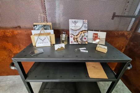 support catalogue livre doré , support filaire doré, décoration pour stand magasin bureau,