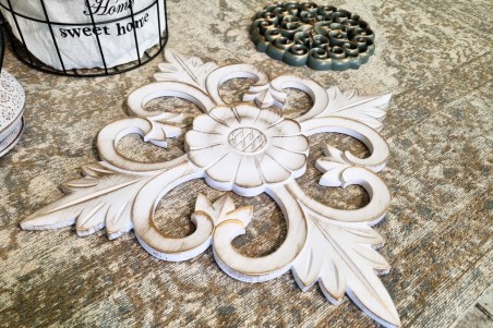 décoration murale blanche, rosace arabesque blanc vieilli style antique décoration royale