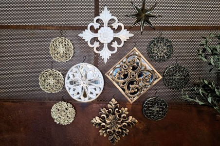 décoration murale blanche, rosace arabesque blanc vieilli style antique décoration royale