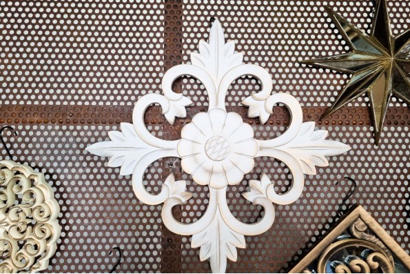 décoration murale blanche, rosace arabesque blanc vieilli style antique décoration royale, ornement murale