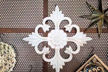 décoration murale blanche, rosace arabesque blanc vieilli style antique décoration royale, ornement murale
