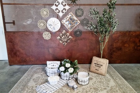 décoration murale blanche, rosace arabesque blanc vieilli style antique décoration royale