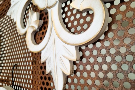 décoration murale blanche, rosace arabesque blanc vieilli style antique décoration royale