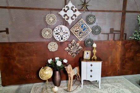 décoration murale blanche, rosace arabesque blanc vieilli style antique décoration royale