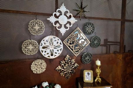 décoration murale blanche, rosace arabesque blanc vieilli style antique décoration royale