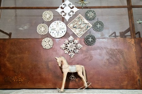 décoration murale blanche, rosace arabesque blanc vieilli style antique décoration royale