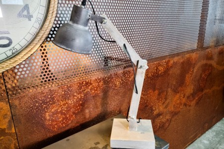 lampe industrielle , bois cérusé et métal, projecteur orientable, décoration vintage, style indus