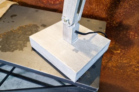 lampe industrielle , bois cérusé et métal, projecteur orientable, décoration vintage, style indus