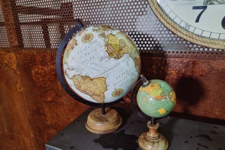 globe terrestre petit format bleu socle en bois globe de poche carte du monde style décoration vintage