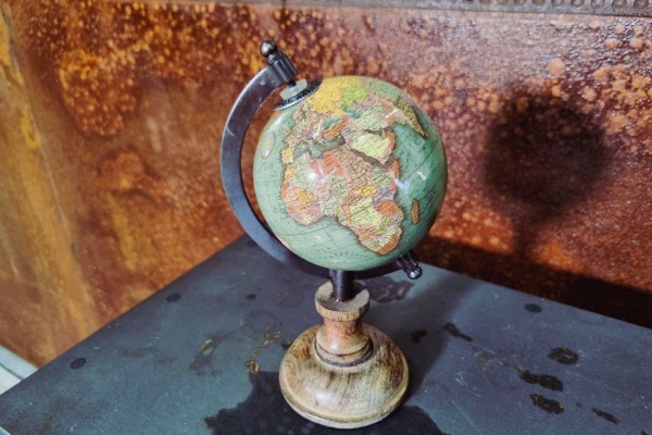 globe terrestre petit format bleu socle en bois globe de poche carte du monde style décoration vintage