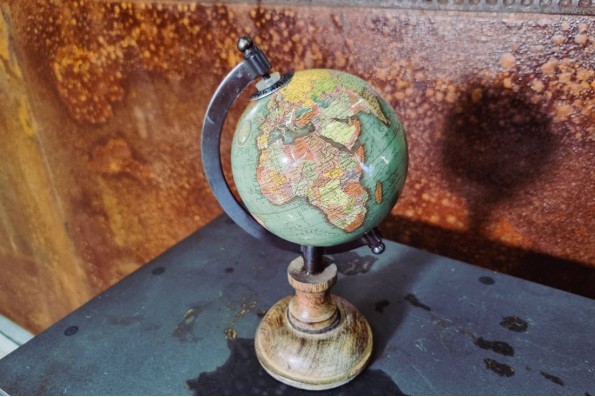 globe terrestre petit format bleu socle en bois globe de poche carte du monde style décoration vintage