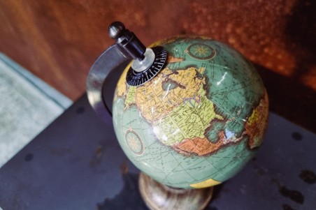 globe terrestre petit format bleu socle en bois globe de poche carte du monde style décoration vintage