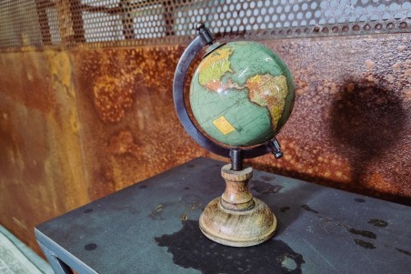 globe terrestre petit format bleu socle en bois globe de poche carte du monde style décoration vintage