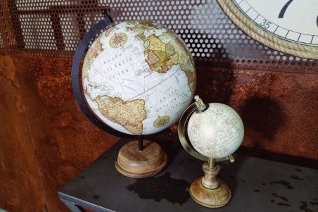 globe terrestre petit format blanc socle en bois décoration vintage globe de poche