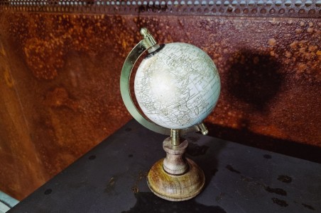 globe terrestre petit format blanc socle en bois décoration vintage globe de poche