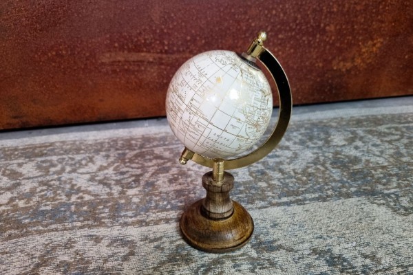 globe terrestre petit format blanc socle en bois décoration vintage globe de poche
