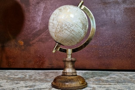 globe terrestre petit format blanc socle en bois décoration vintage globe de poche