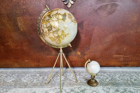 globe terrestre petit format blanc socle en bois décoration vintage globe de poche