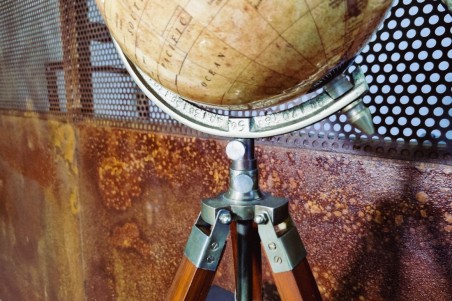 globe terrestre trépieds bois décoration vintage ocre et marron