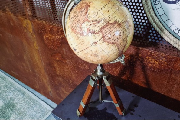 globe terrestre trépieds bois décoration vintage ocre et marron
