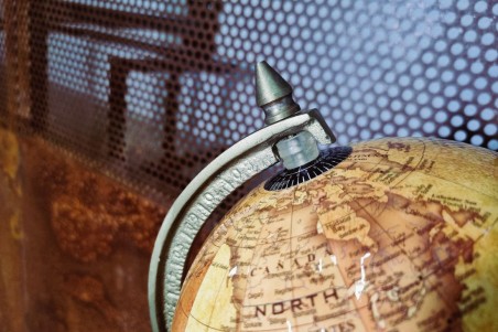 globe terrestre trépieds bois décoration vintage ocre et marron