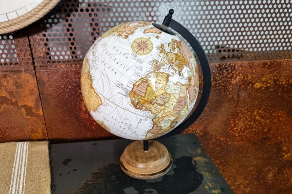 globe terrestre blanc décoration vintage marron et blanc socle en bois 2