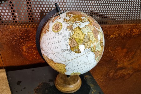 globe terrestre blanc décoration vintage marron et blanc socle en bois