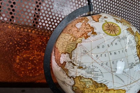 globe terrestre blanc décoration vintage marron et blanc socle en bois