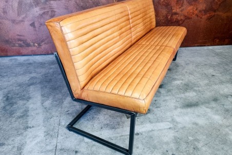Banquette camel et métal, déco vintage, style indus, design loft, art contemporain