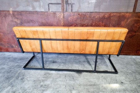 Banquette camel et métal, déco vintage, style indus, design loft, art contemporain